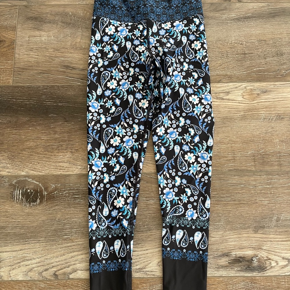 Dharma Bums Black and Blue Floral & paisley 7/8 Leggings NWT size XS